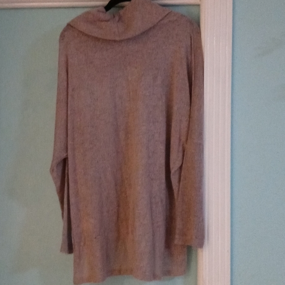 LIKE NEW NEVER WORN  SWEATER - Picture 5 of 6